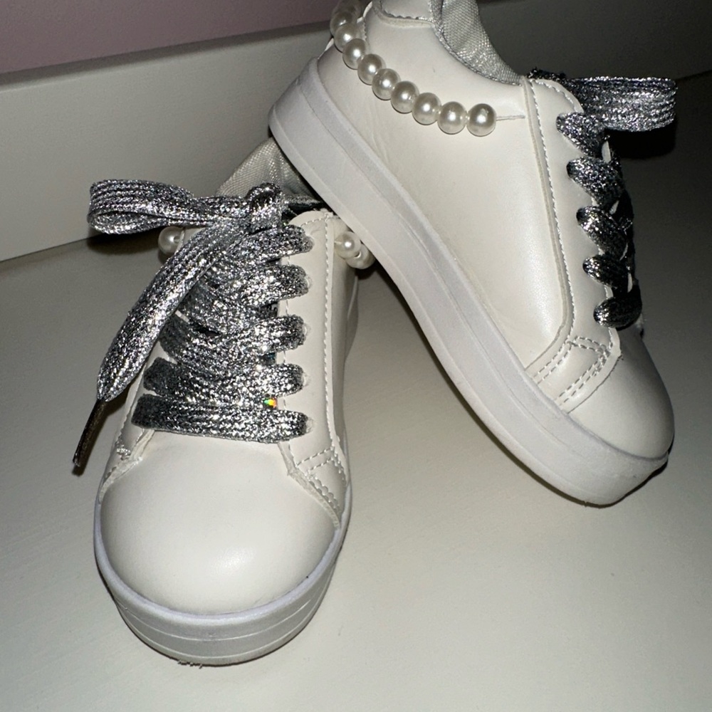 Lola + The Boys White Sneakers with Silver Glitter Laces toddler size 8